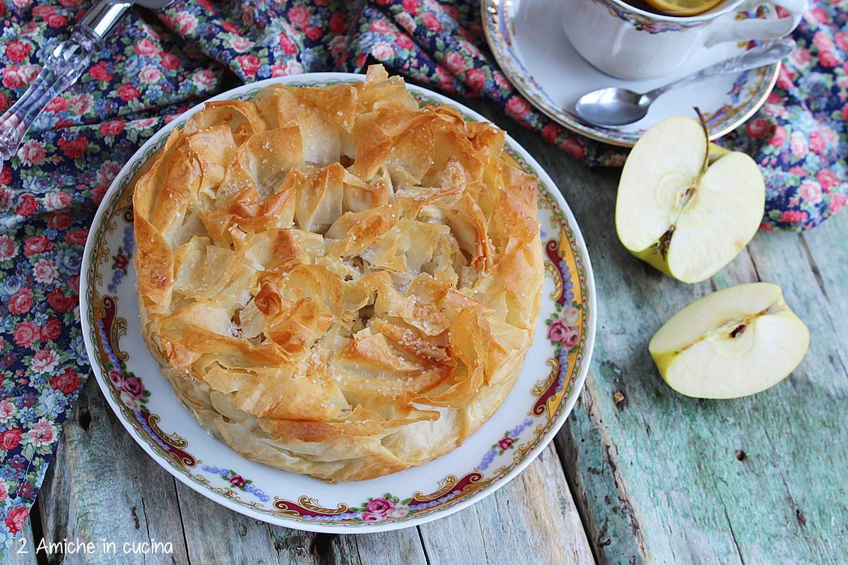 torta di mele con pasta fillo e tazza di tè