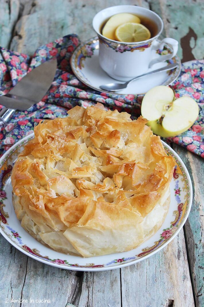 Piatto con torta di mele delle Landes e tazza di tè