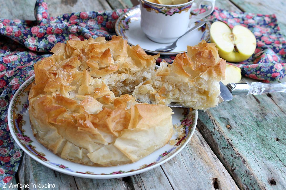 Piatto con torta di mele e pasta fillo, con tazza di tè