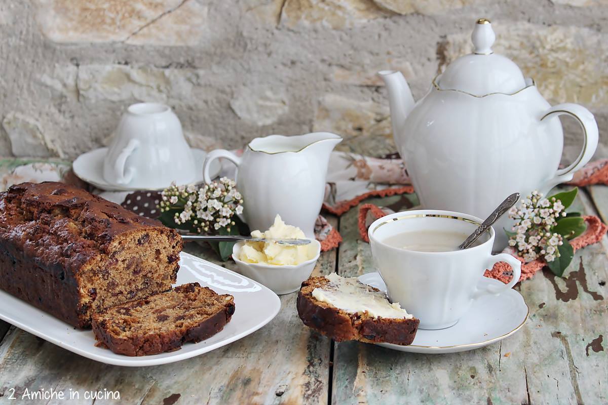 ora del tè in Irlanda, barmbrack e tazza di tè al latte