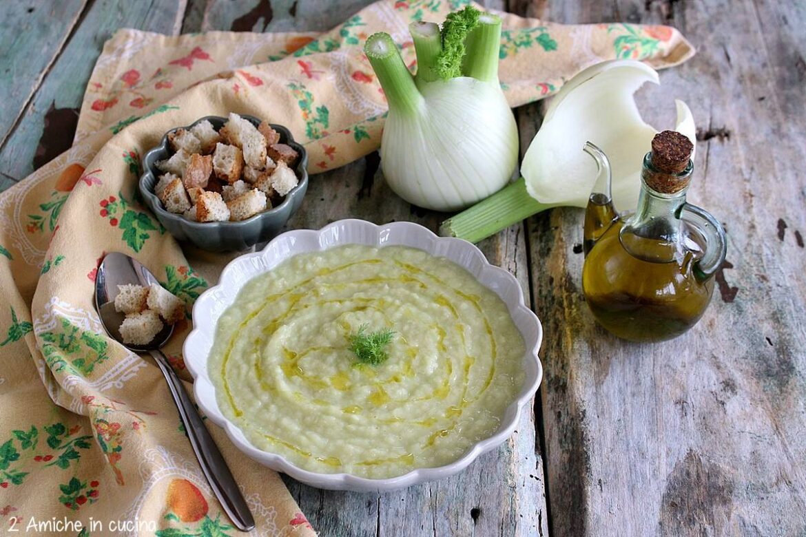 piatti con crema di finocchio, ciotola con crostini di pane e scalogno
