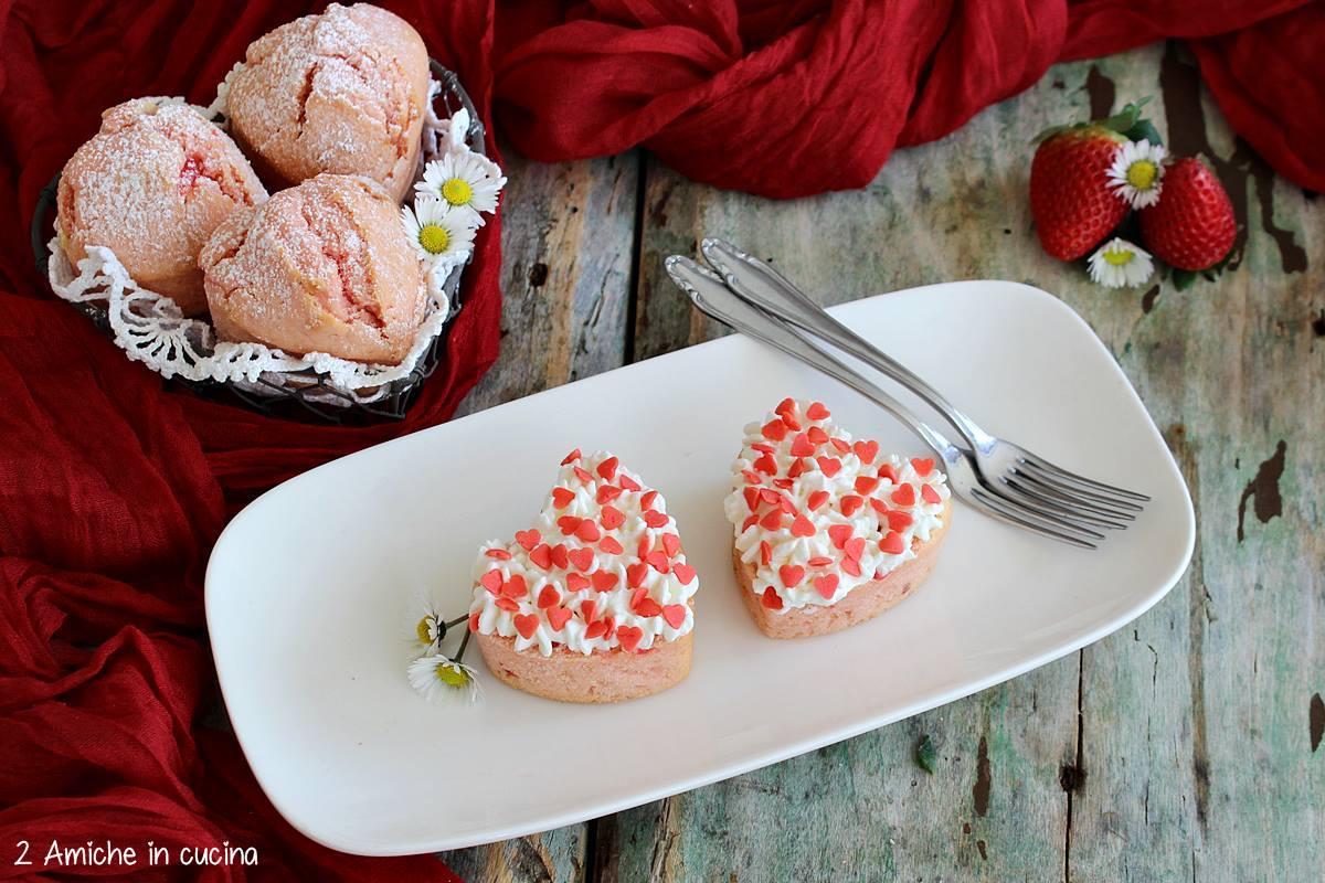 piattino con due muffin alla panna e cestino a forma di cuore con muffin rosa