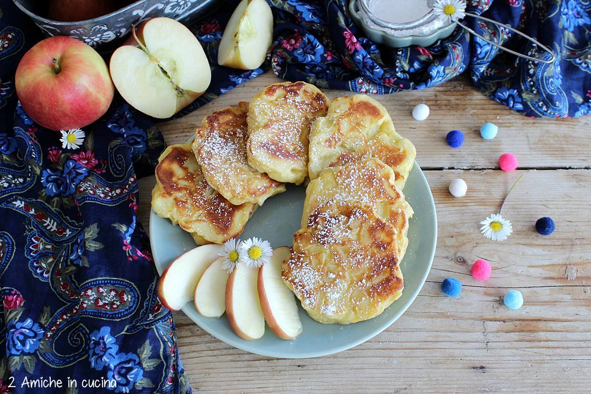 piatto con pancake alle mele polacchi