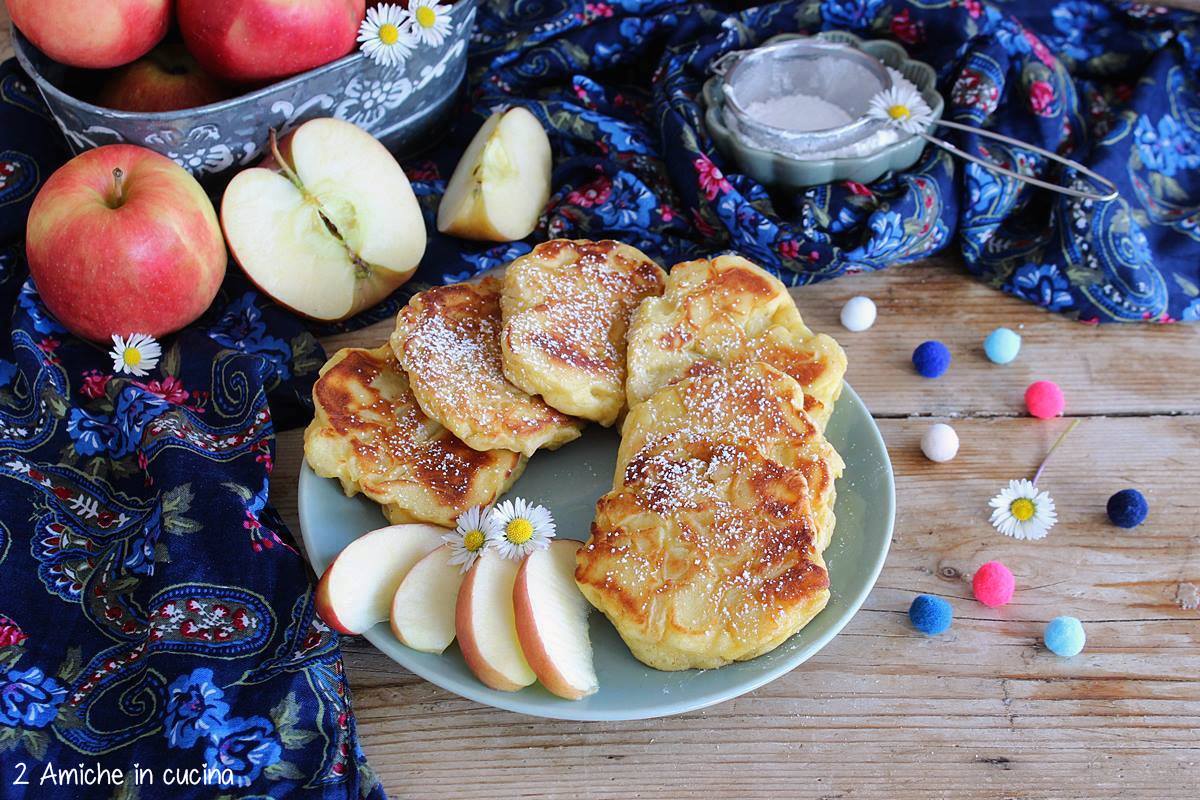 Piatto di pancake polacchi alle mele