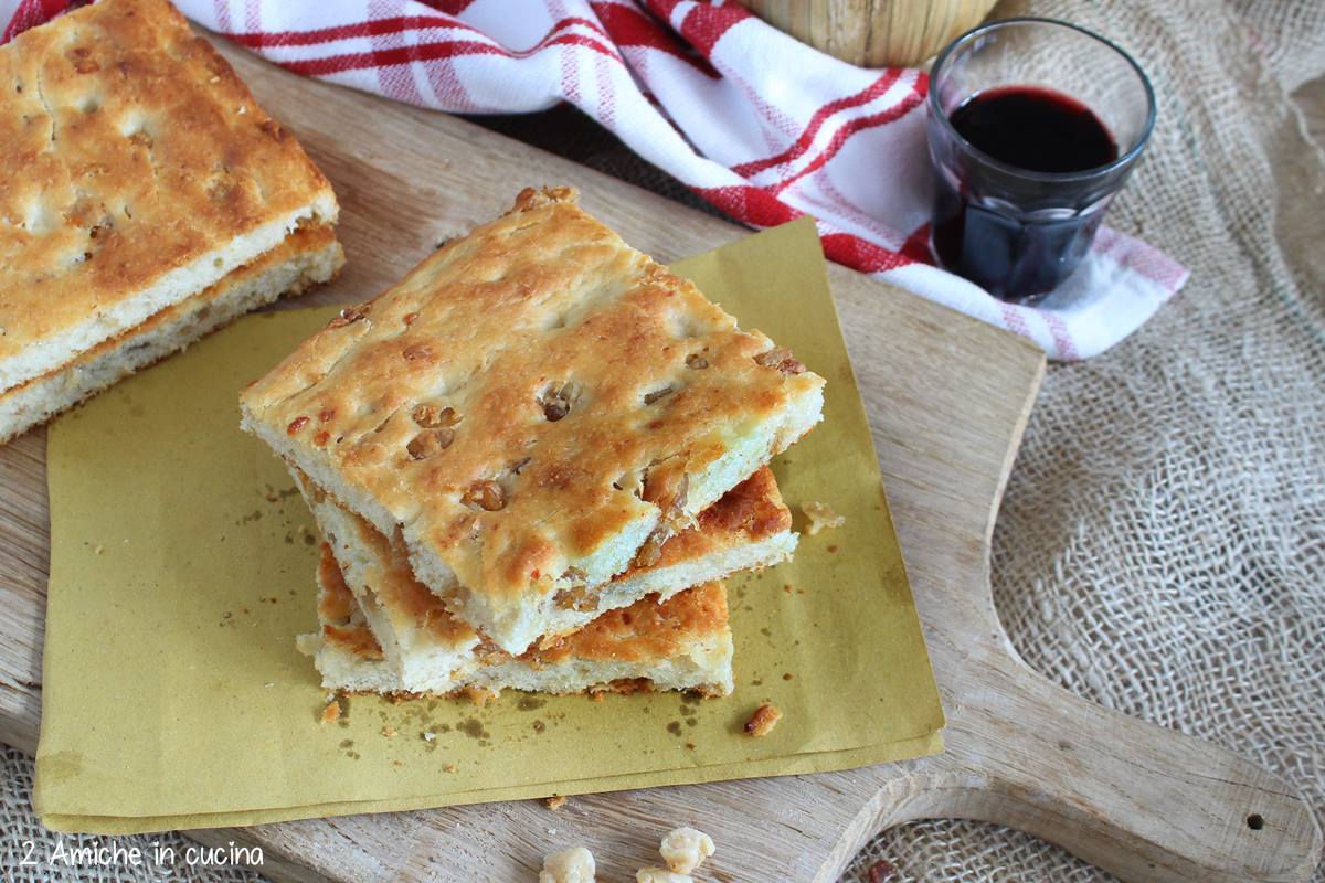 tagliere con pizza grassa di Terni e bicchiere di vino rosso