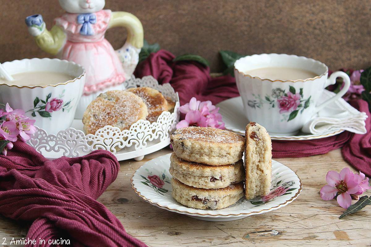 tavola apparecchiata per il tea time gallese con welsh cakes