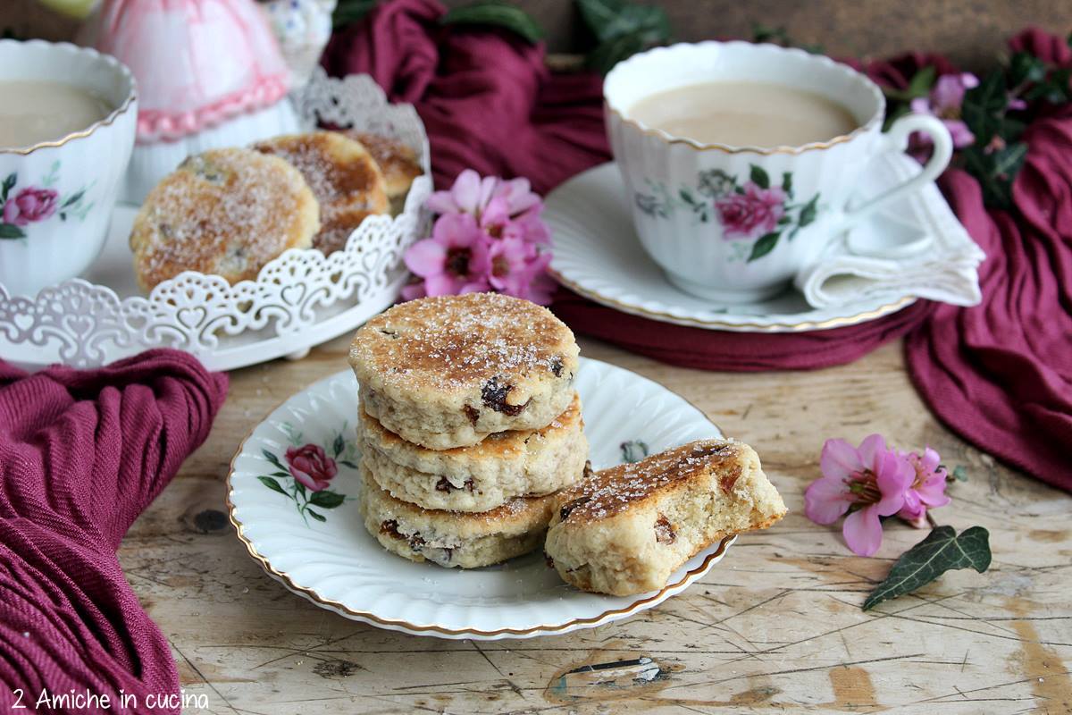 welsh cakes, piattino con tortine gallesi all'uvetta e tazza da te