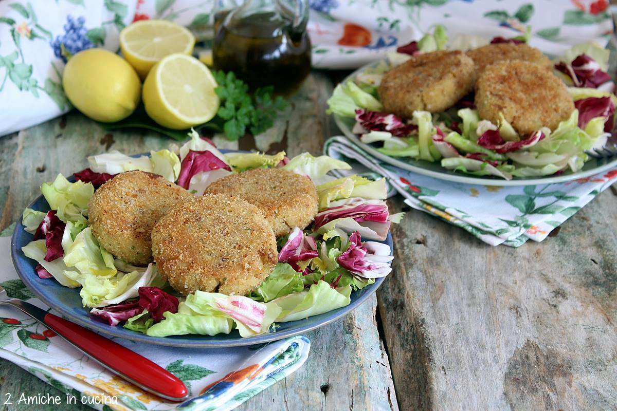 hamburger fatti in casa di ceci e merluzzo su letto di insalata mista