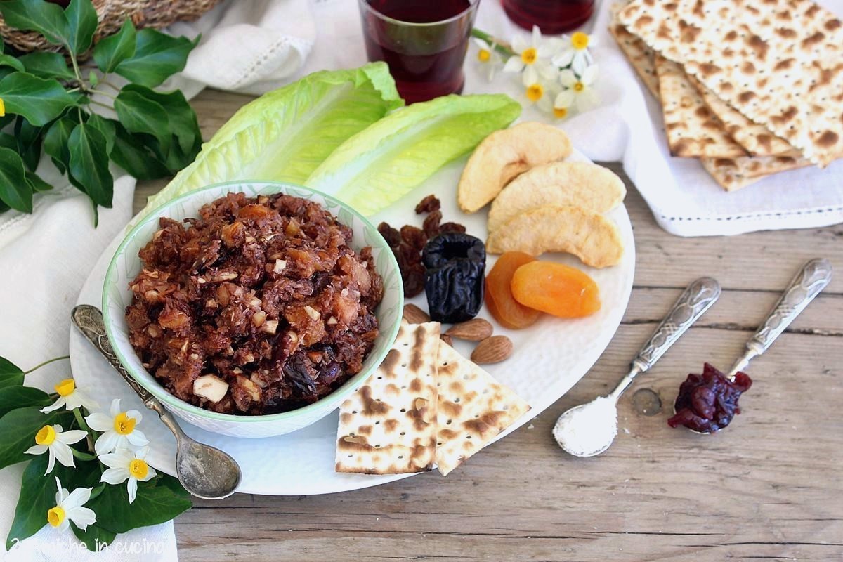 vassoio con ciotola di charoset del Suriname alla frutta