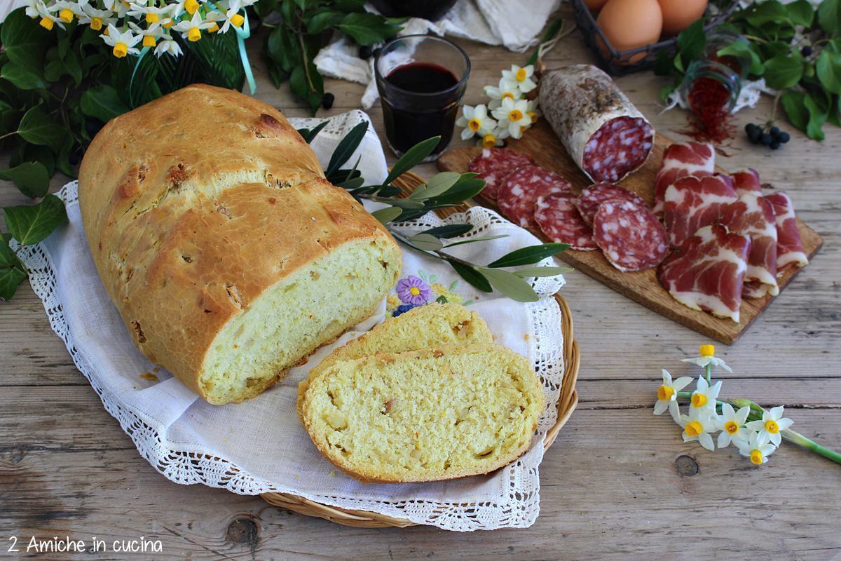 cestino con crostello, pane di Pasqua umbro e tagliere di salumi