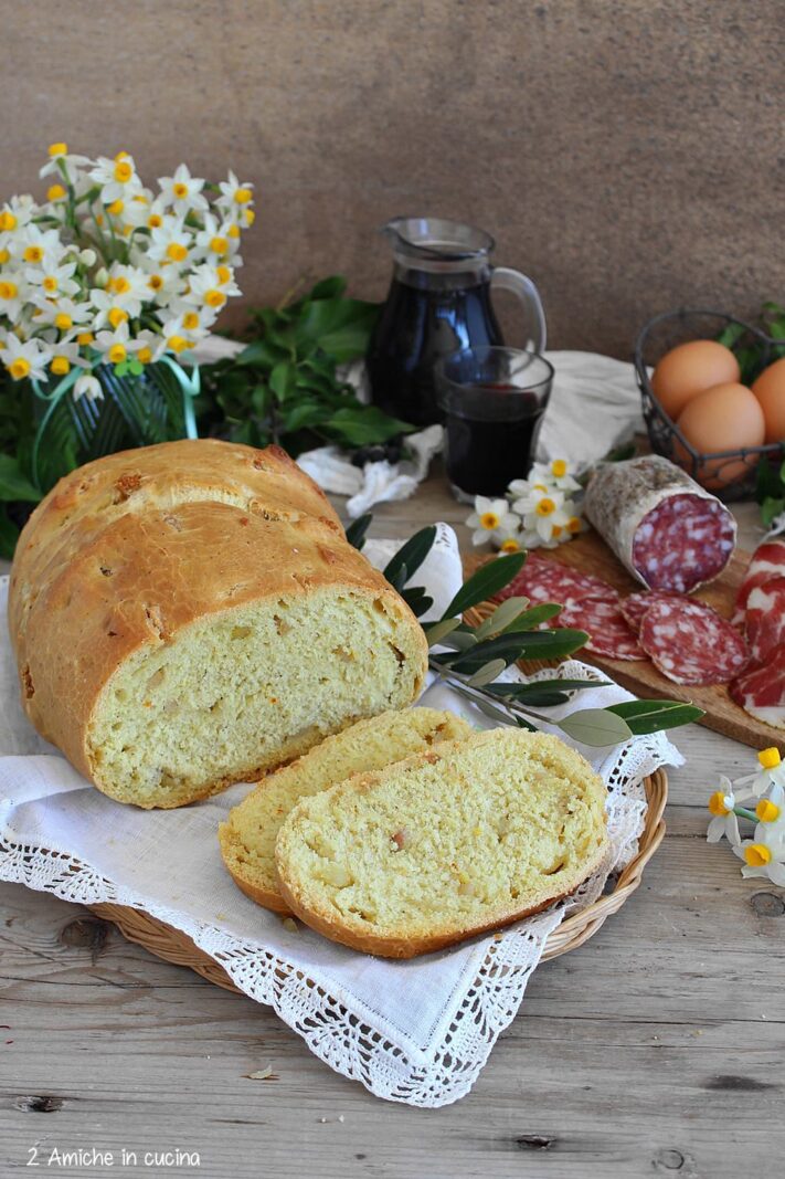 Cestino con antico pane pasquale umbro allo zafferano con tagliere di salumi e vino