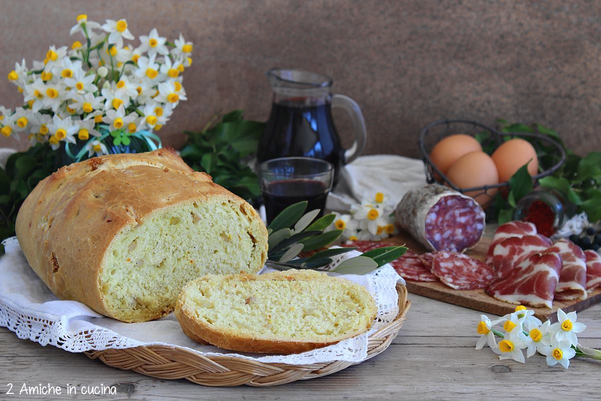 crostello , pane di Pasqua umbro nel cestino con accanto tagliere di salumi umbri