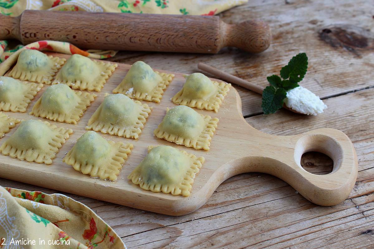 tagliere con ravioli alla ricotta e ortica