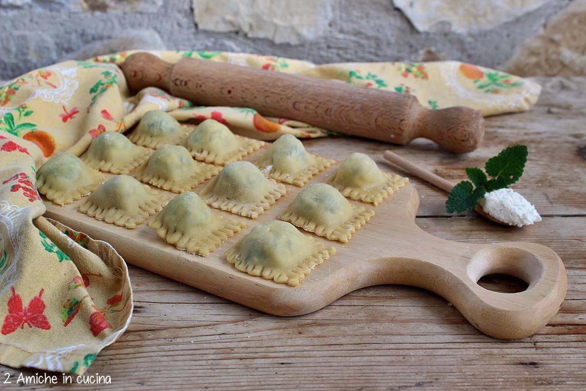 tagliere con ravioli fatti in casa all'ortica e ricotta