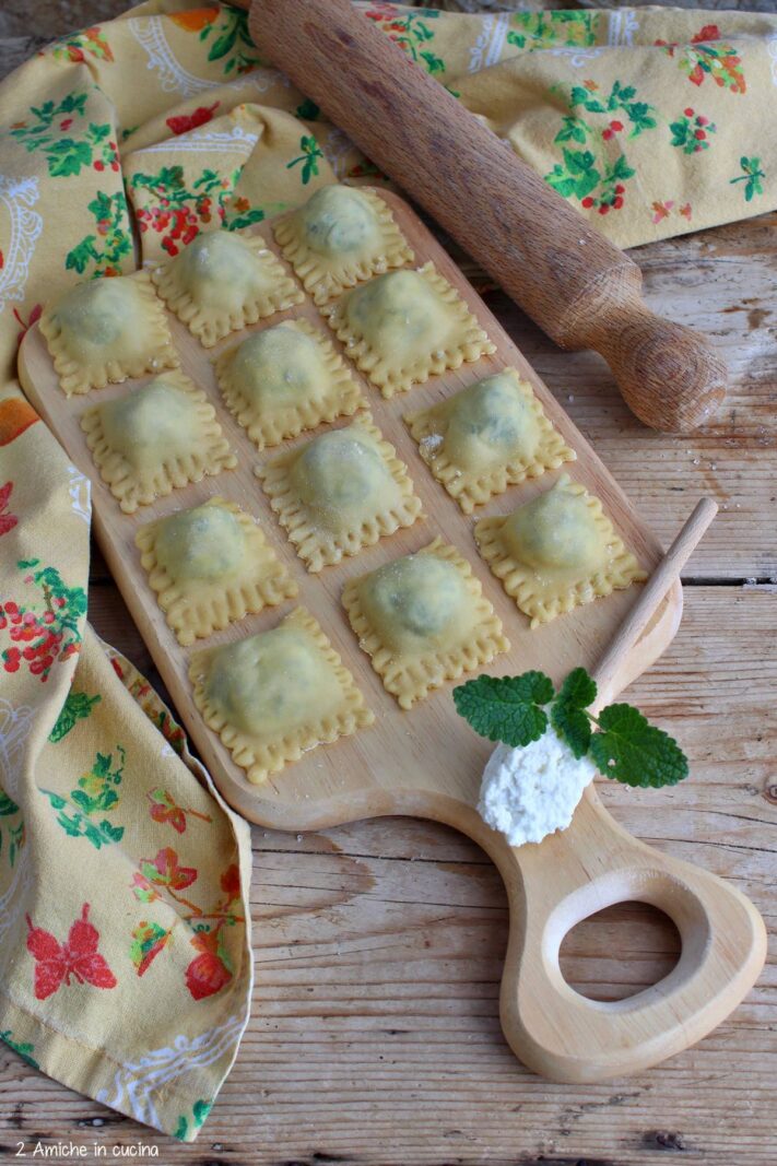 tagliere con ravioli ortica e ricotta
