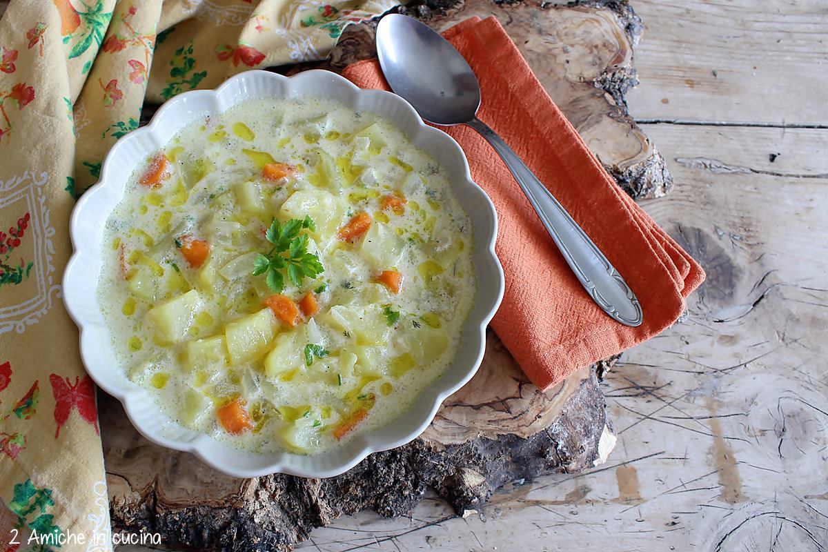 piatto con zuppa di patate su tagliere