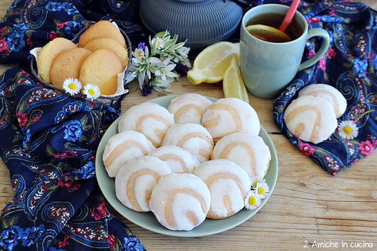 piattino con cavacas i biscotti portoghesi al tuorlo, con tazza di tè