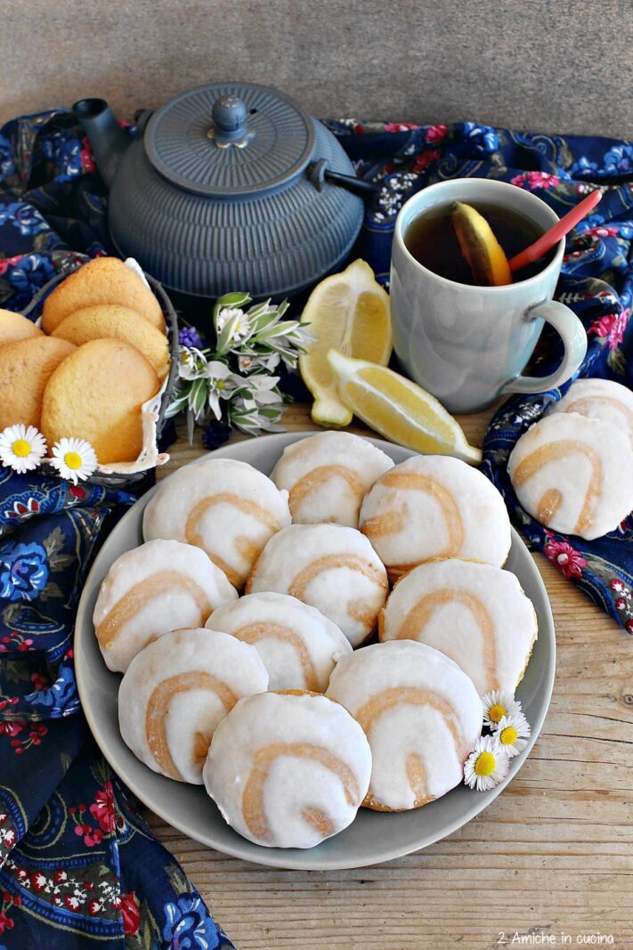 cavacas o bolos de gema, biscotti portoghesi glassati al limone con te e teiera