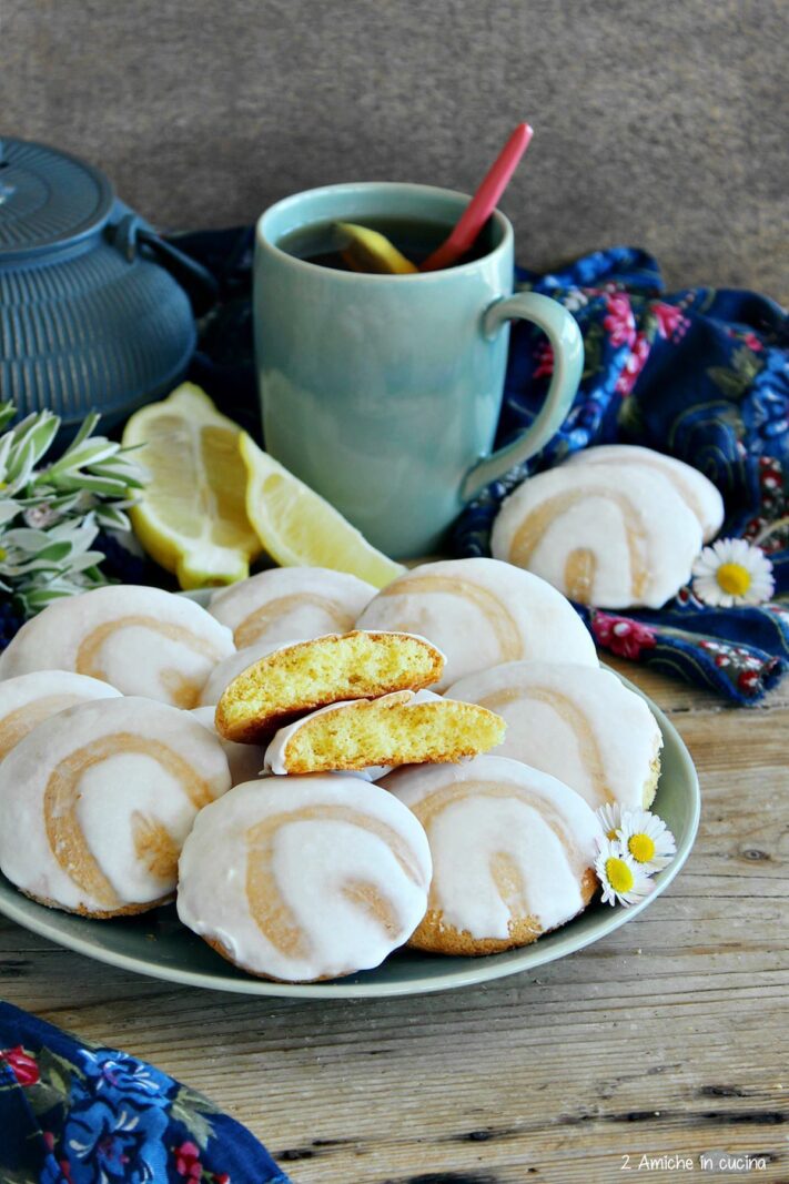 biscotti al tuorlo portoghesi con tazza di tè