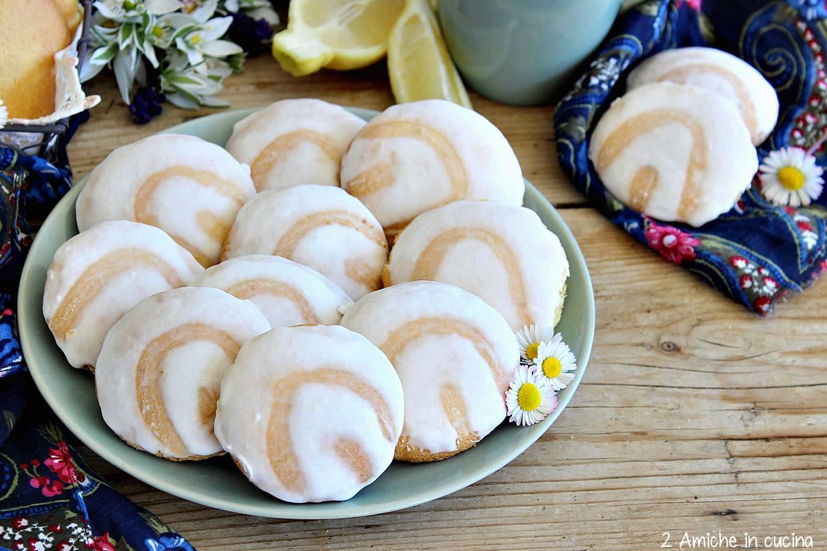 piatto con biscotti portoghesi al tuorlo e glassa al limone