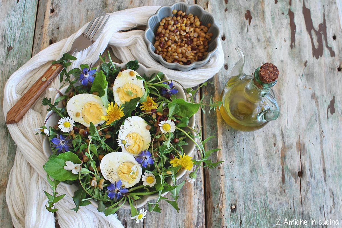 insalata di erbe campagnole con uova, olio di oliva e roveja decorticata