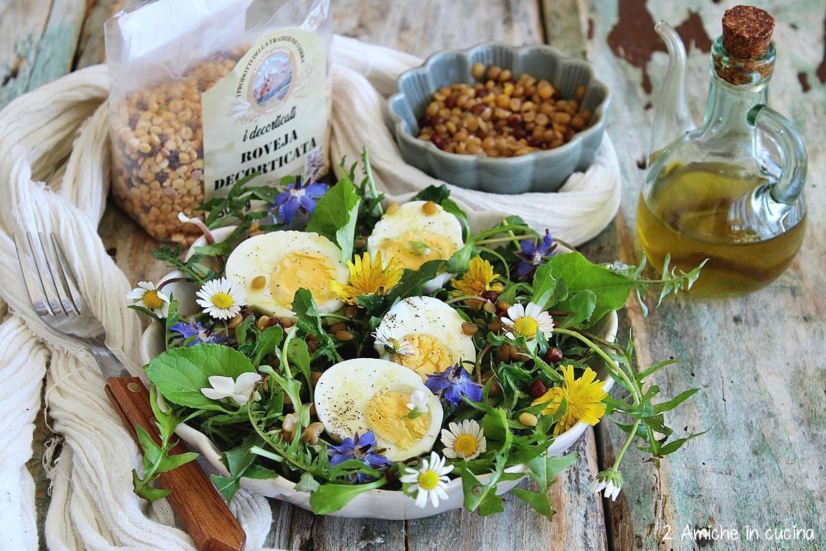 piatto di insalata di erbe campagnole con uova e pacchetto di roveja decorticata