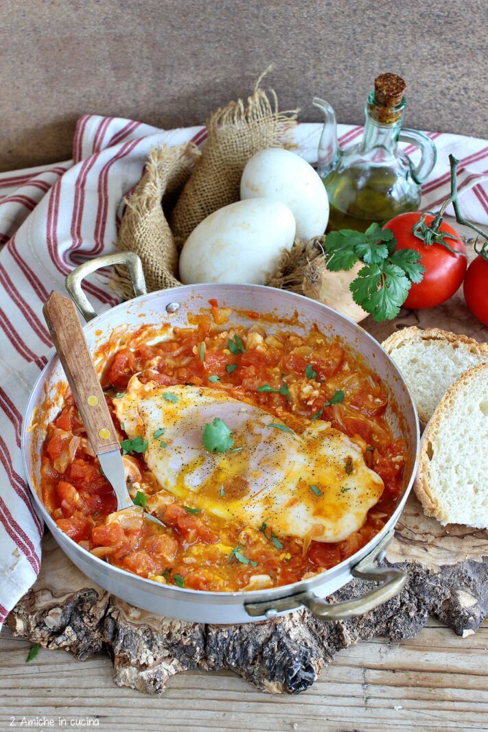 uovo d'oca al pomodoro con coriandolo e cipolla