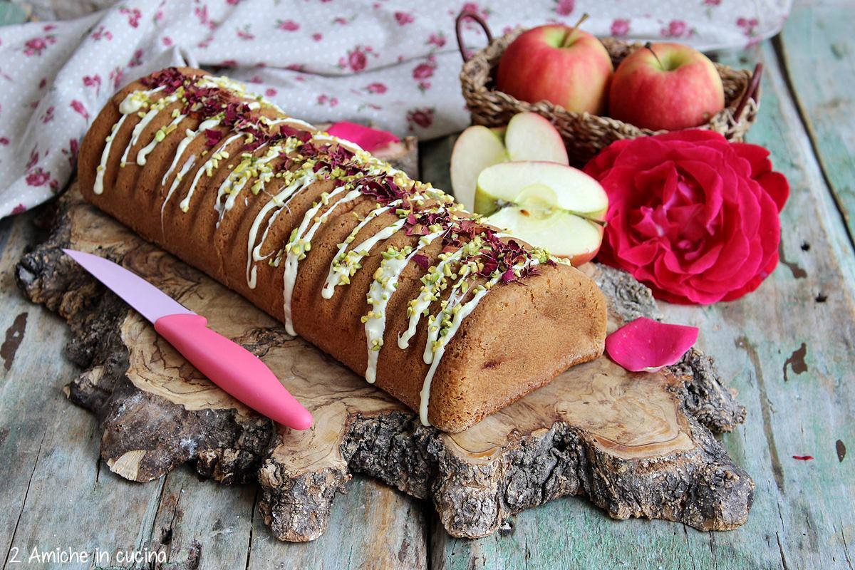 Amor polenta alle mele con petali di rose, pistacchio e cioccolato, su tagliere