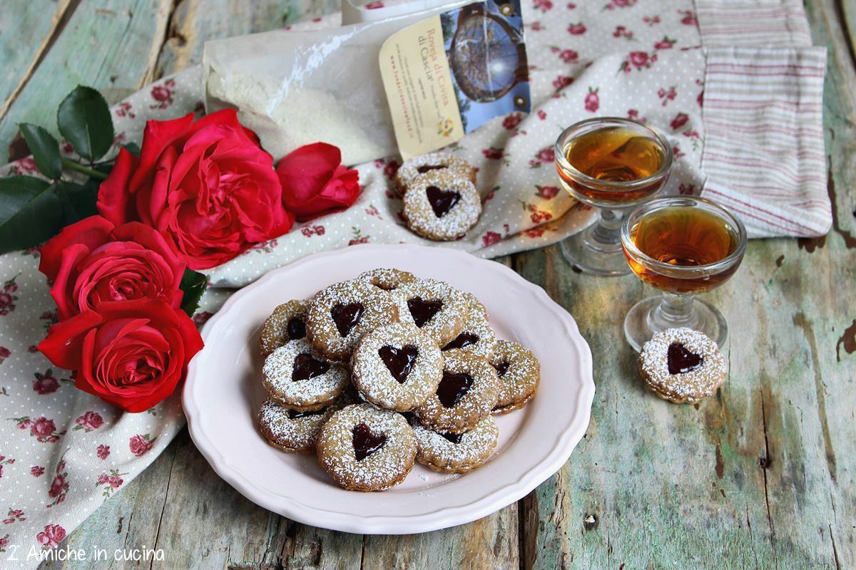 biscotti con farina di roveja e confettura, bicchierino di liquore e rose