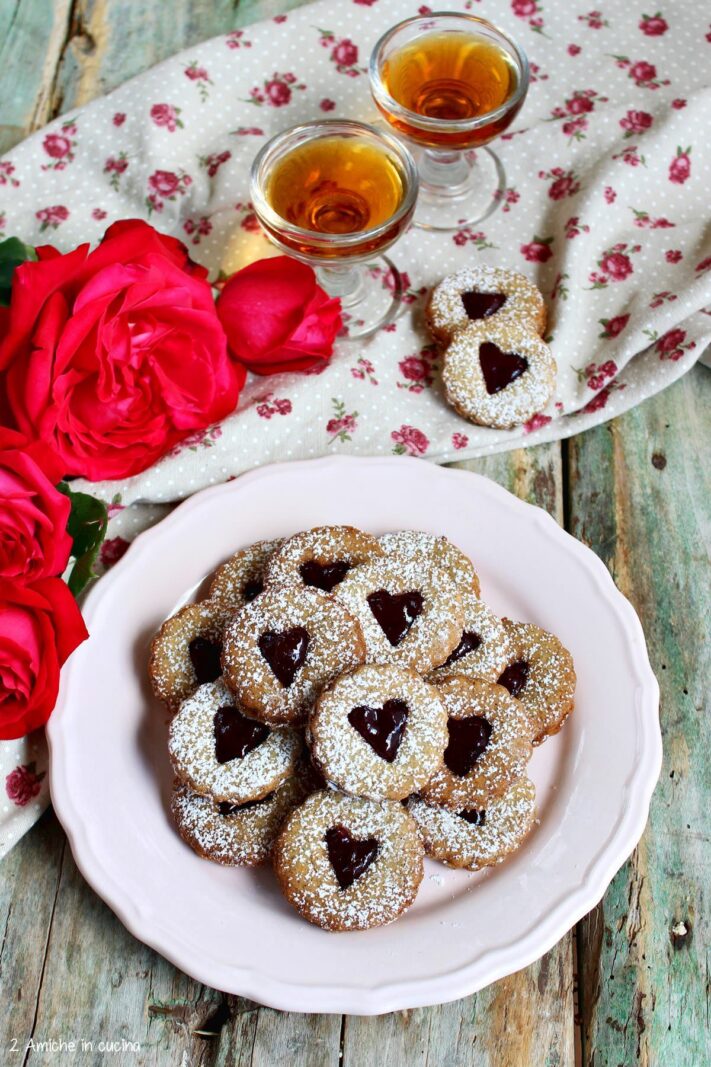 piatto con biscotti con farina di roveja a forma di fiore e confettura