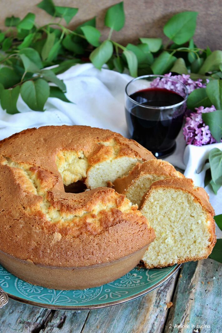 piatto con fette di ciambelotto dei ceri