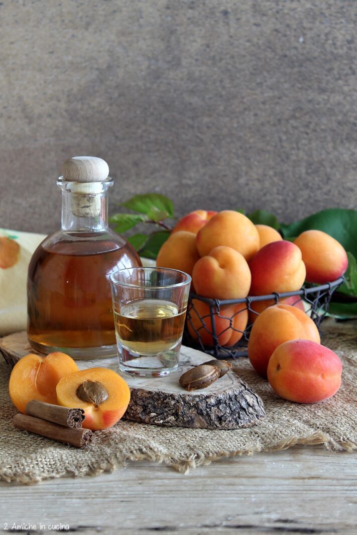 albicocche e liquore ai noccioli
