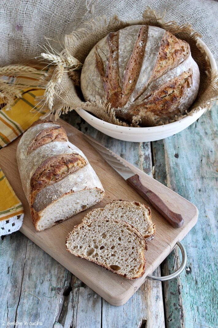 tagliere e cestino con pane di grano Solina