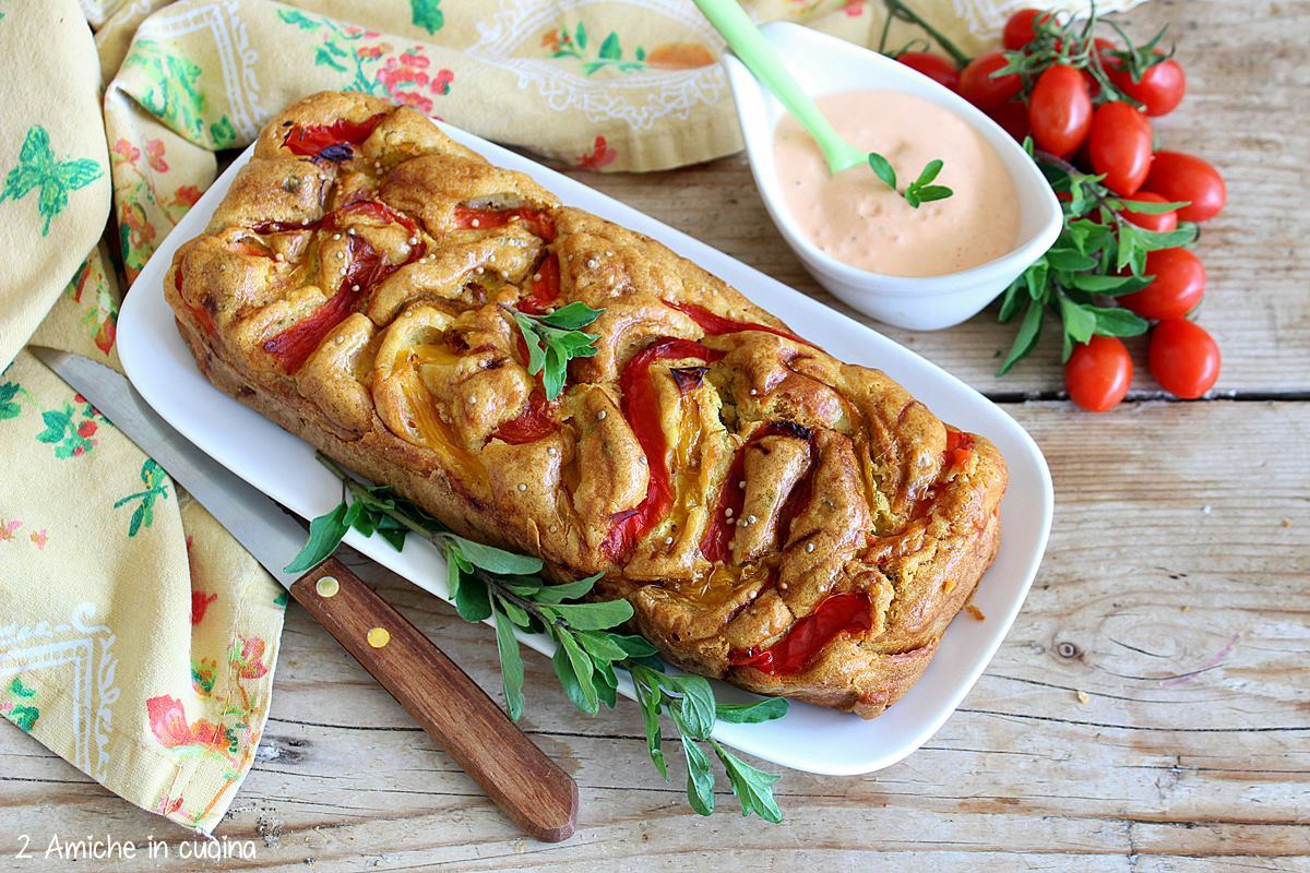 plumcake salato ai peperoni con ciotola piena di maionese vegan al pomodoro