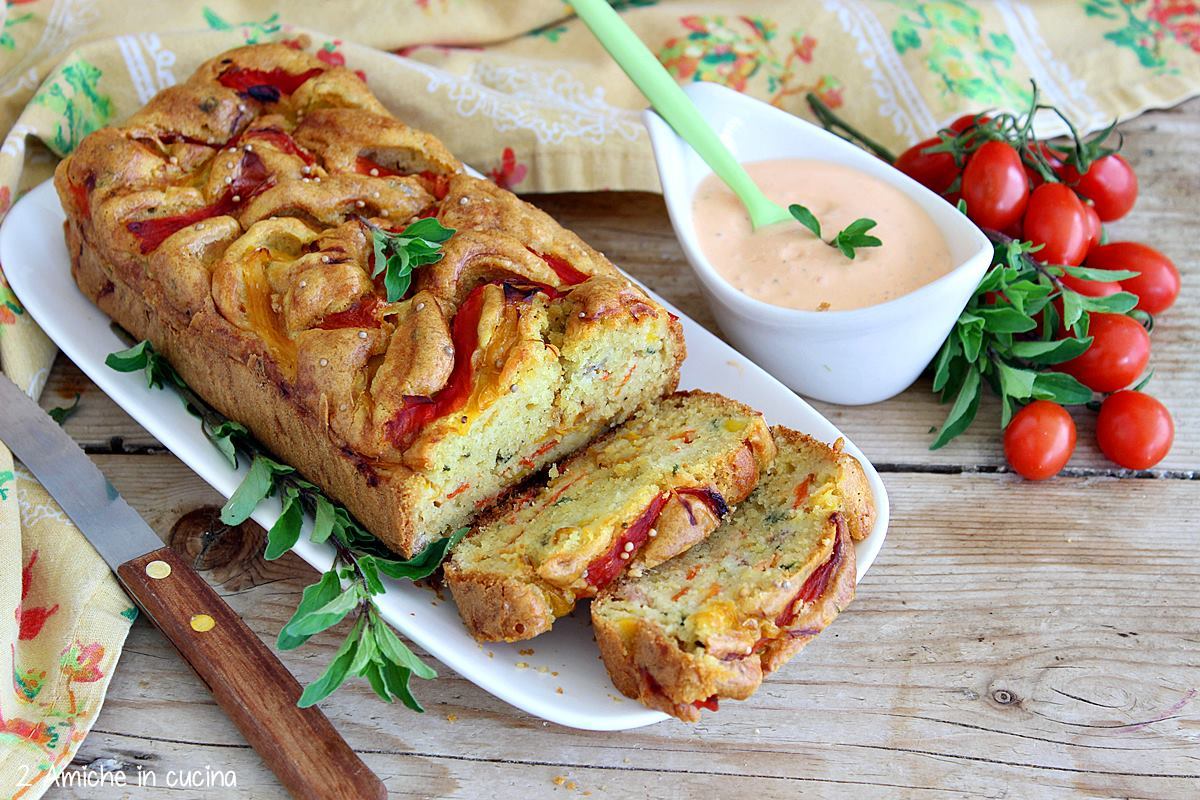 Vassoio con plumcake salato ai peperoni con vicino ciotolina con maionese vegan al pomodoro e origano 