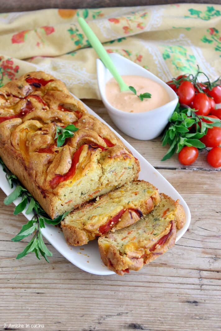 Plumcake con peperoni e ciotola con maionese di pomodoro