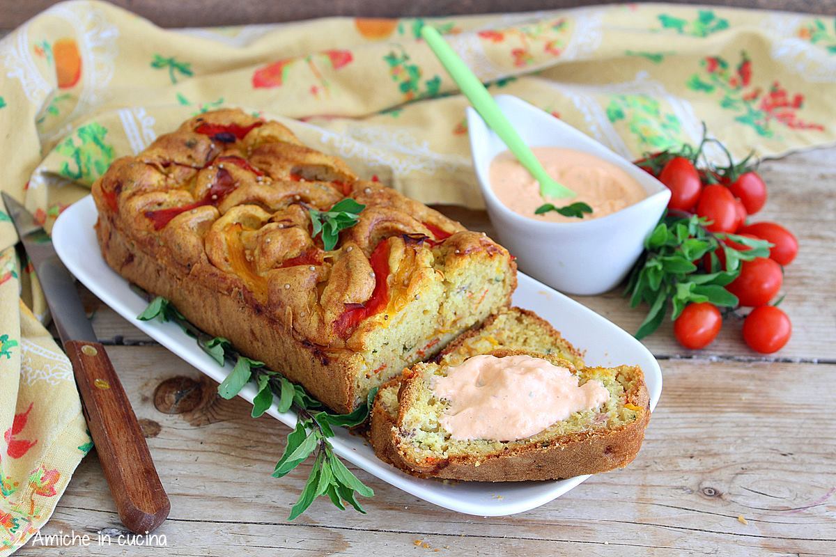 Fetta di plumcake ai peperoni con sopra maionese vegan di pomodoro