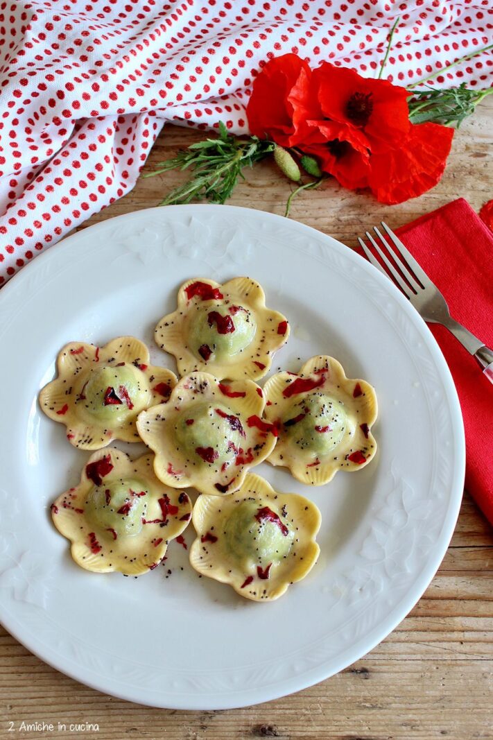 piatto con ravioli con foglie di papavero e papaveri rossi