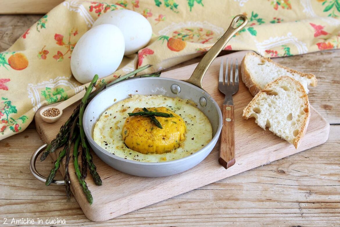 tagliere con tegamino e uovo d'oca agli asparagi di bosco