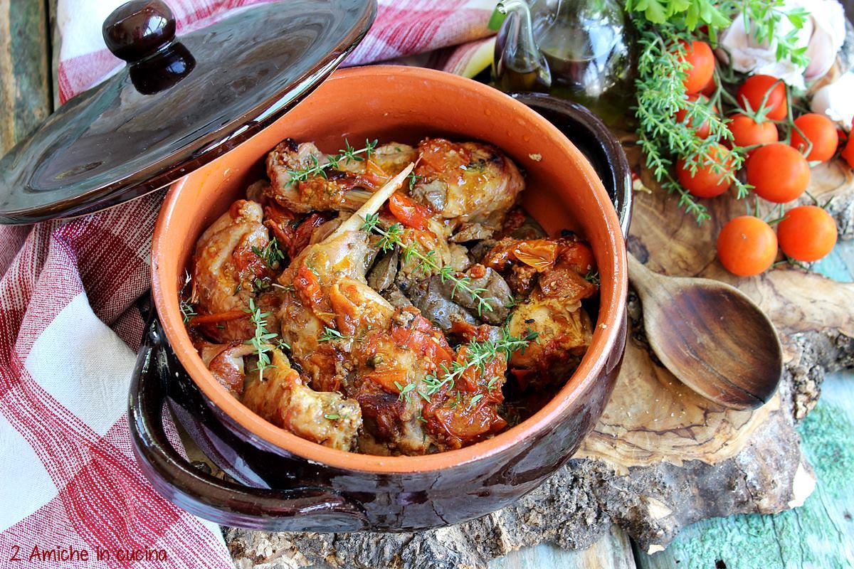 coniglio all'ischitana nel tegame di coccio con pomodori e erbe aromatiche