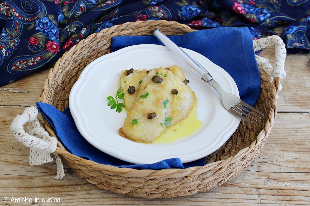 cestino con piatto di filetto di merluzzo ai capperi e prezzemolo