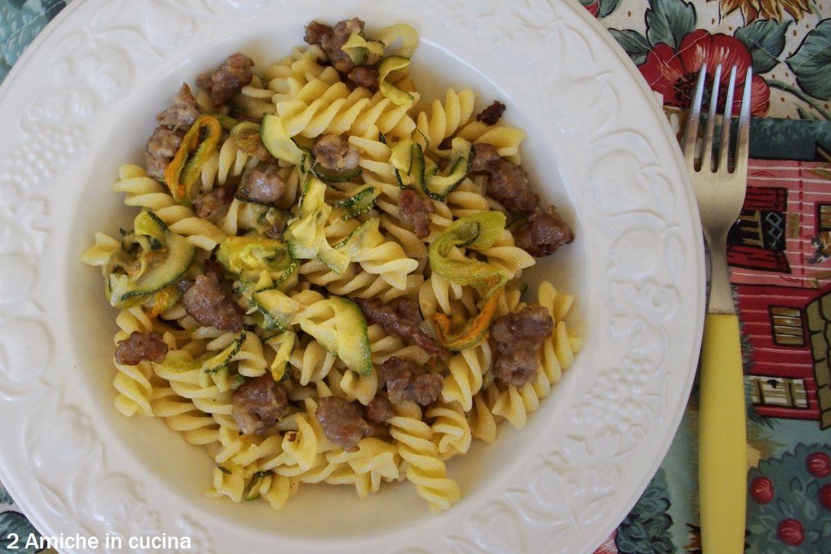 piatto di fusilli con salsiccia e zucchine