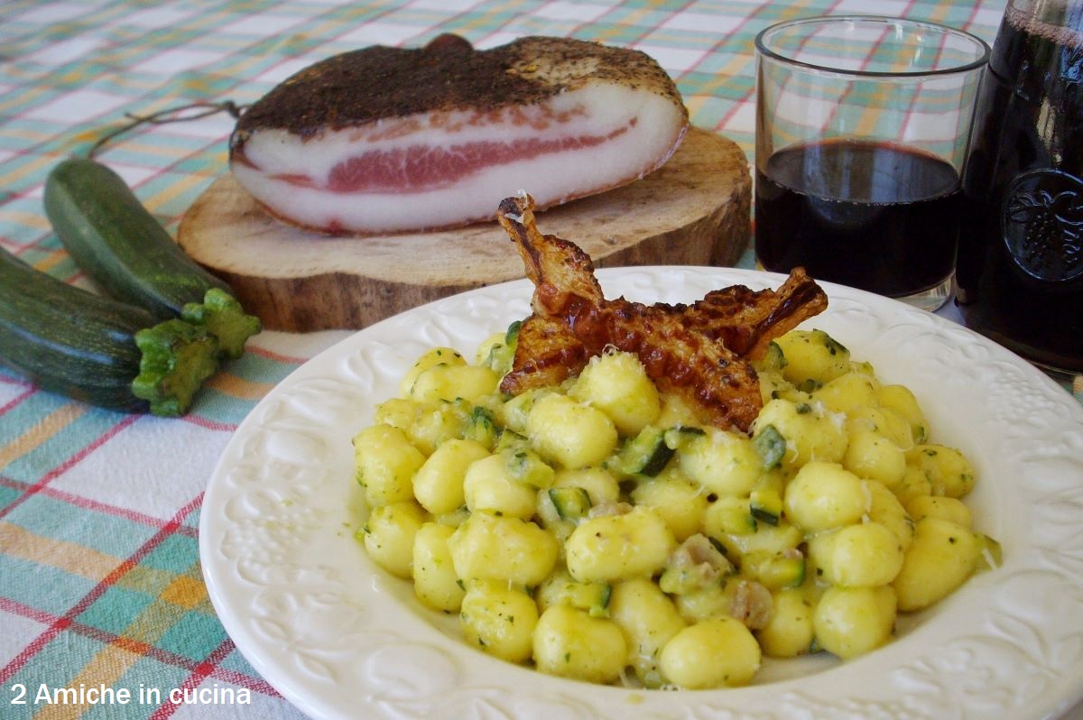 piatto di gnocchi alle zucchine e guanciale e tagliere con guanciale umbro e zucchine