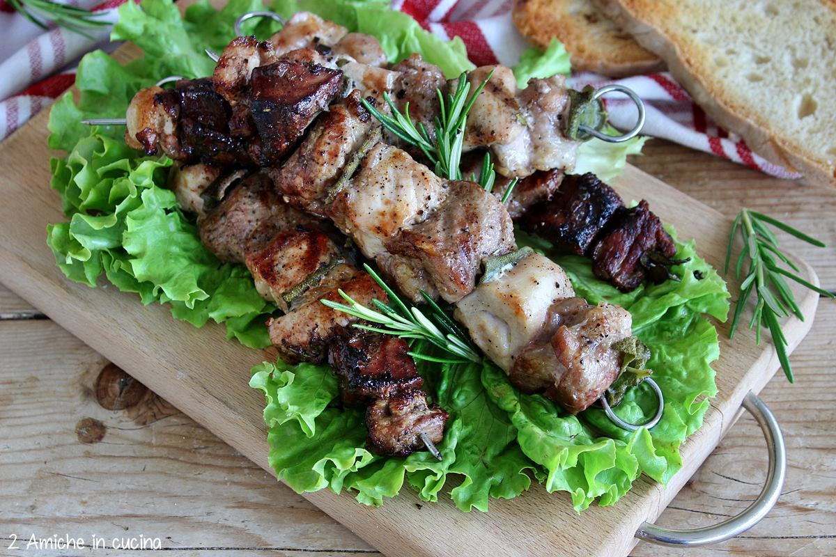 spiedini di carne alla spoletina su tagliere con insalata gentile
