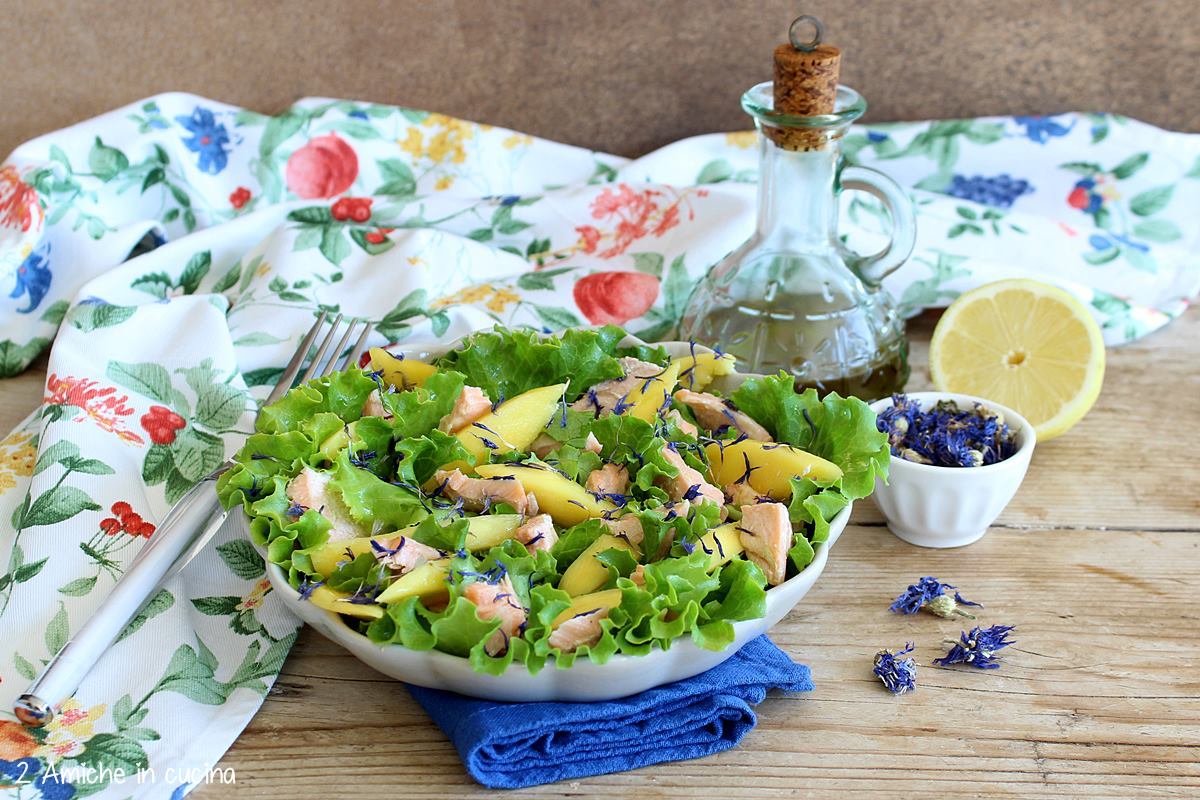 piatto co insalata estiva al mango e fiori di fiordaliso essiccati