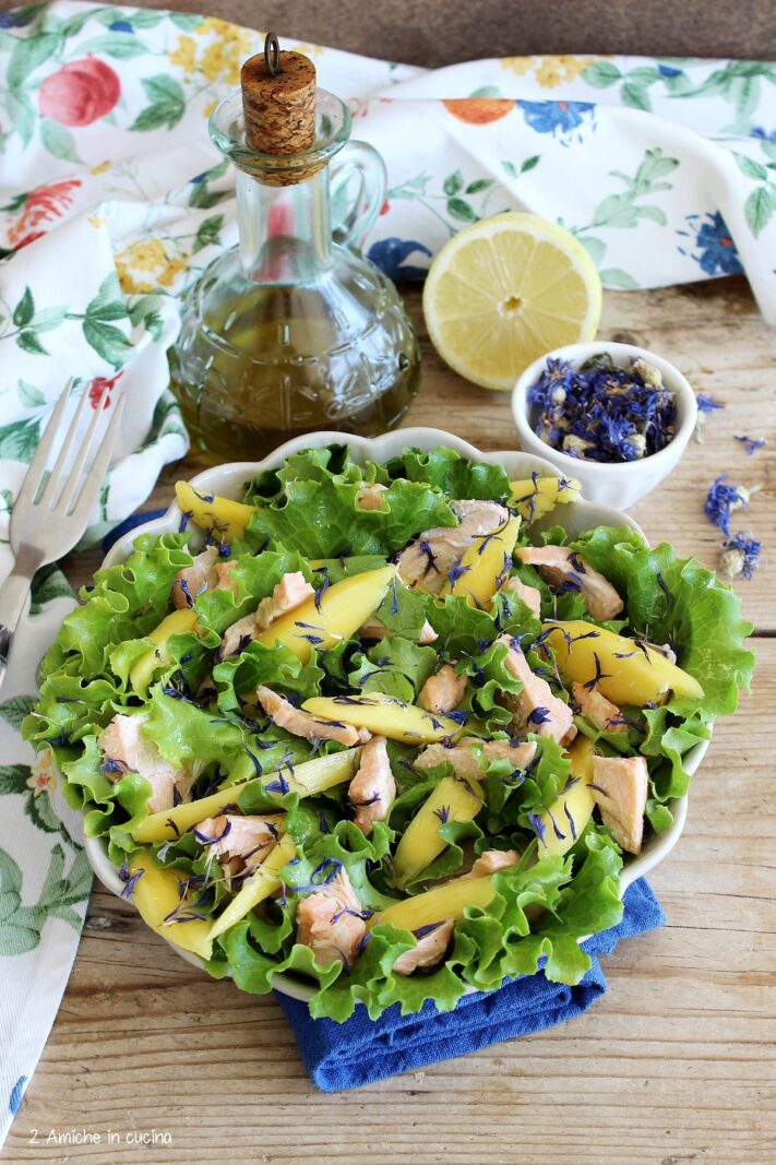 insalata di salmone e mango con petali di fiordaliso essiccati