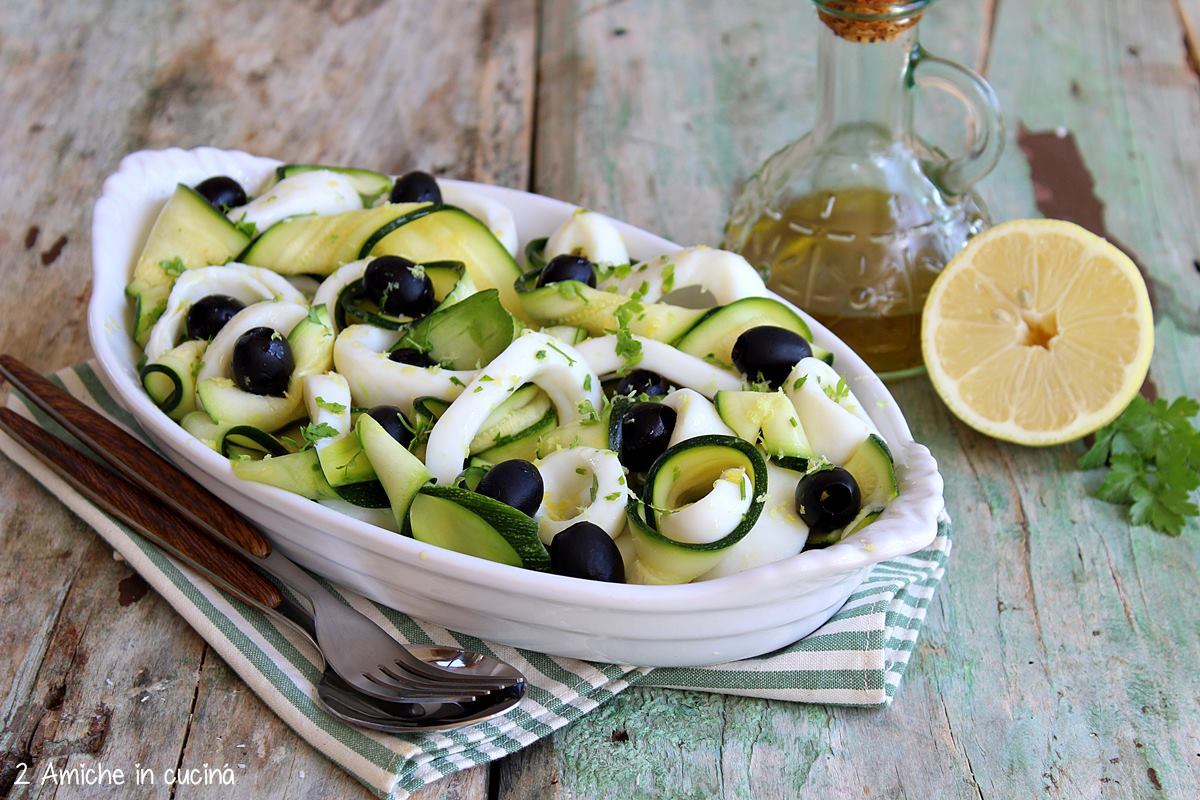 pirofila con zucchine crude in insalata e totano con olive nere