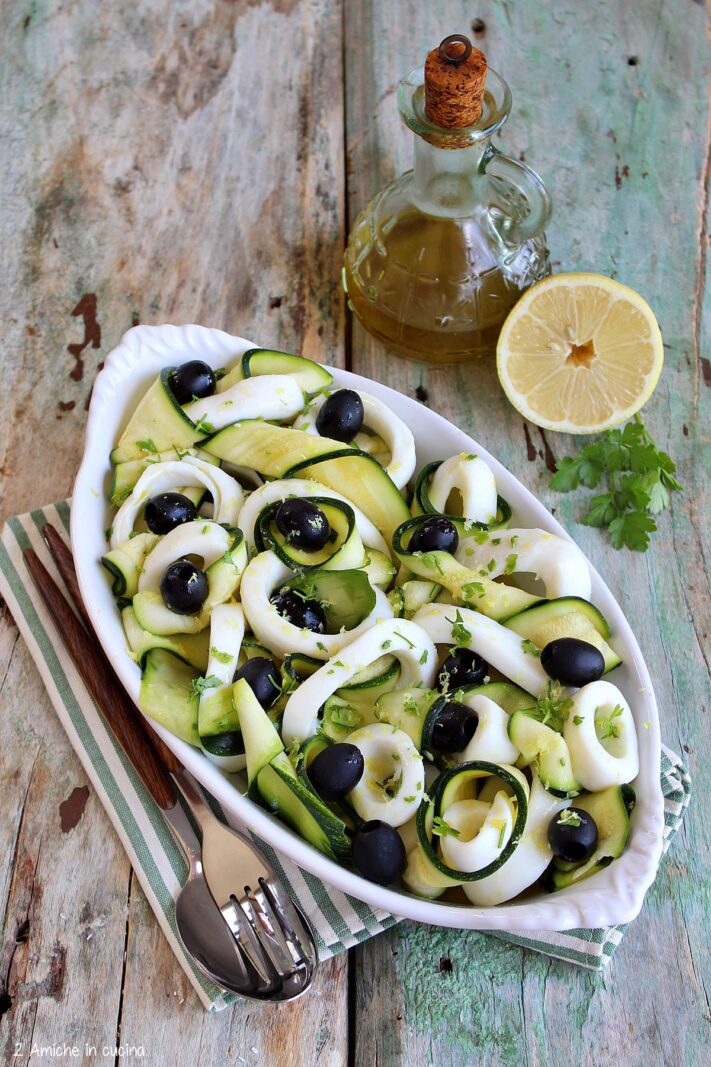 insalata di zucchine e totani con olive e limone in pirofila bianca