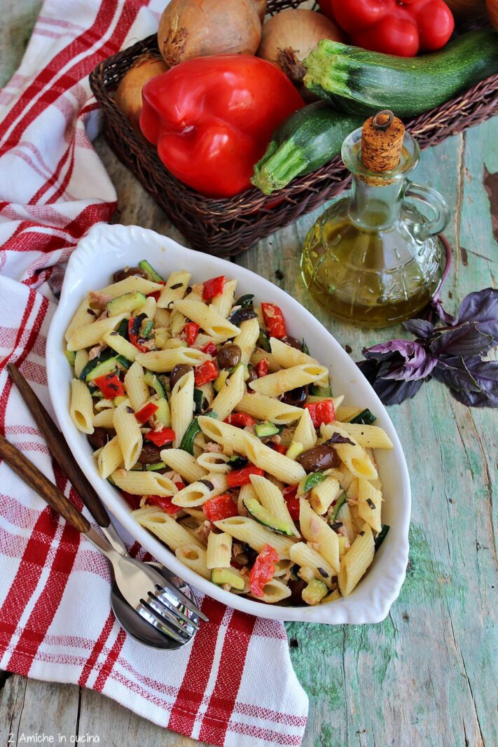 piatto di pasta fredda con verdure, tonno sott'olio e olive nere