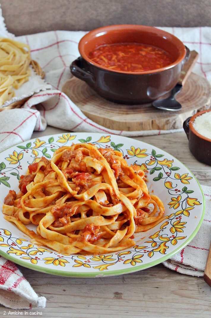 piatto di tagliatelle condite con sugo d'oca e pomodoro